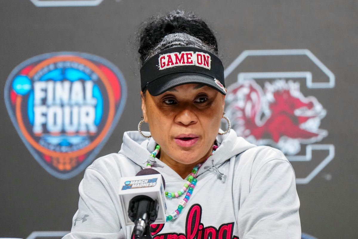 Dawn Staley Sends Clear Message to Former South Carolina Star Dawn Staley Sends Clear Message to Former South Carolina Star