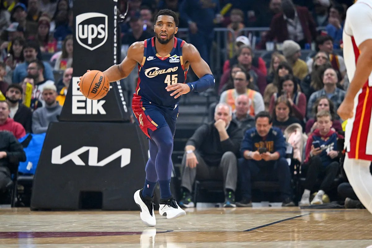 Donovan Mitchell receives end-of-season award Donovan Mitchell receives end-of-season award