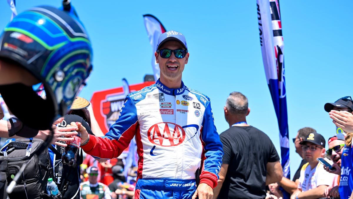 Michael Waltrip throws, drops caution flag at NASCAR All-Star race Michael Waltrip throws, drops caution flag at NASCAR All-Star race
