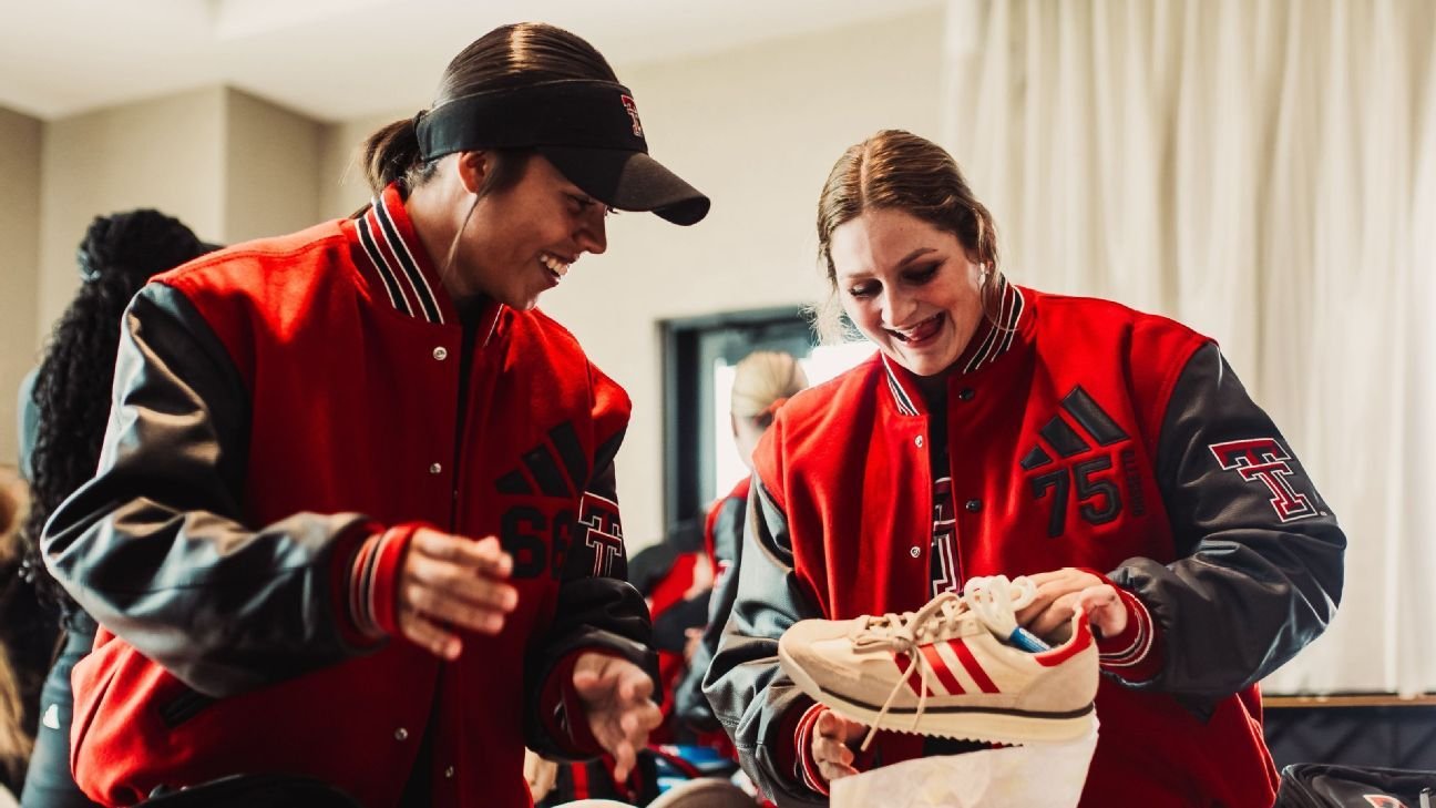 Patrick Mahomes sends Texas Tech softball merch during WCWS Patrick Mahomes sends Texas Tech softball merch during WCWS