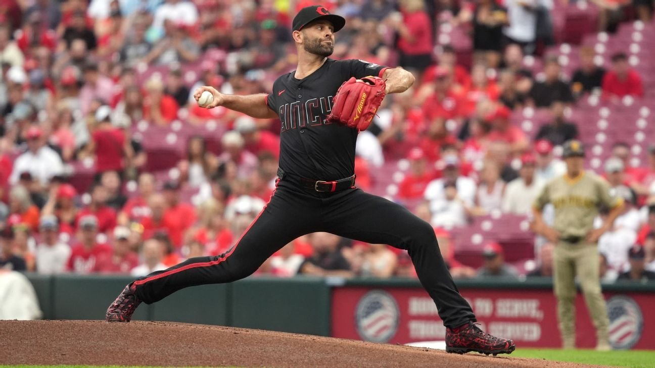 Reds’ Martinez takes no-hit bid into 9th in win over Padres Reds’ Martinez takes no-hit bid into 9th in win over Padres
