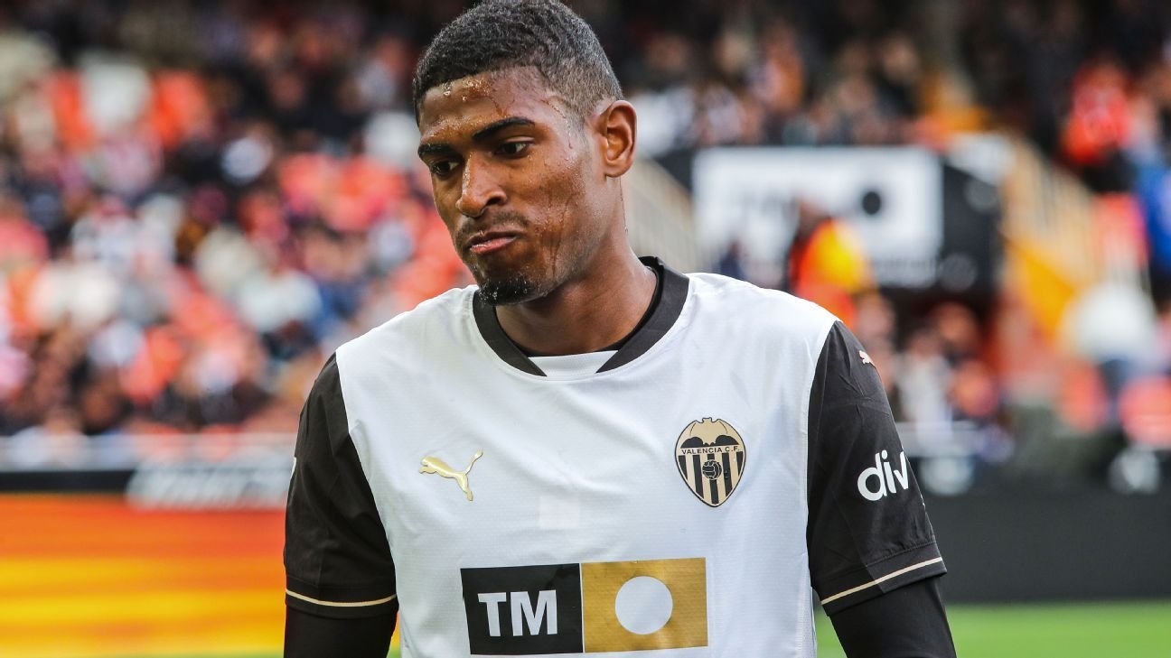 Arsenal transfers: Cristhian Mosquera offered new Valencia deal – sources Arsenal transfers: Cristhian Mosquera offered new Valencia deal – sources