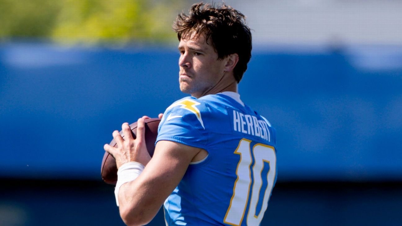 Chargers’ Justin Herbert wearing UV protection contact lenses Chargers’ Justin Herbert wearing UV protection contact lenses