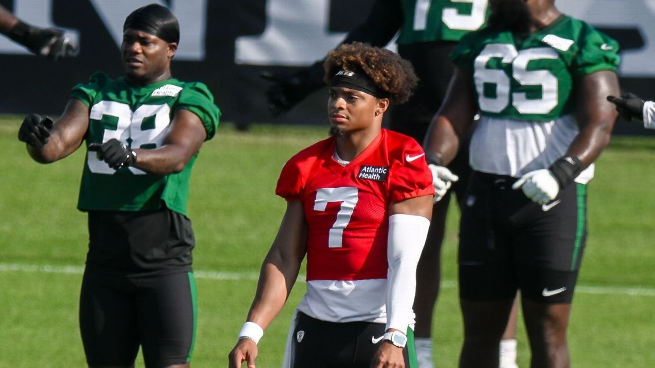 Jets’ Justin Fields back, but not practicing, after toe scare Jets’ Justin Fields back, but not practicing, after toe scare