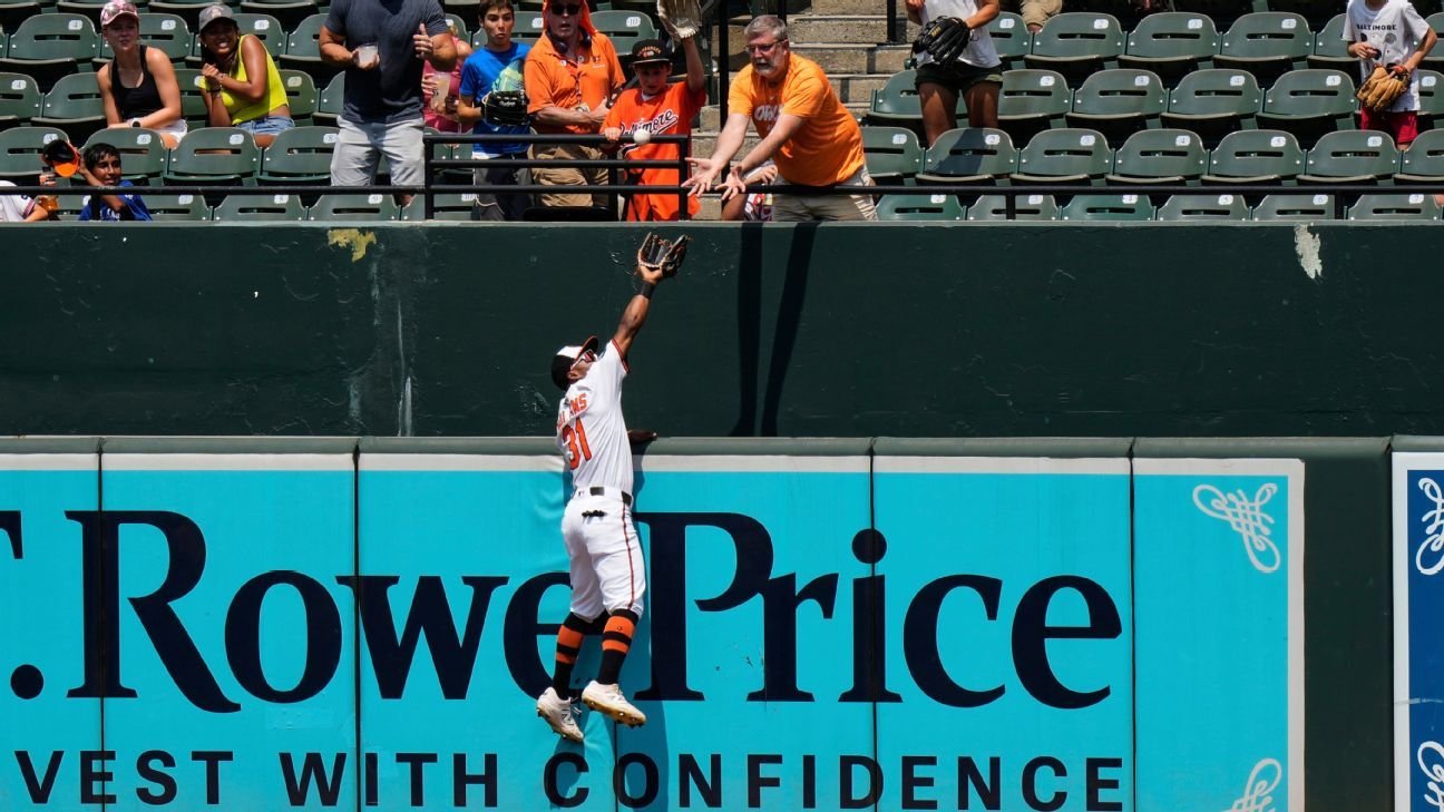Mullins makes highlight catch in possible Orioles’ finale Mullins makes highlight catch in possible Orioles’ finale