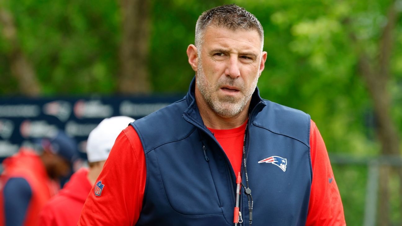Patriots’ Mike Vrabel bloodied after jumping into practice scrum Patriots’ Mike Vrabel bloodied after jumping into practice scrum