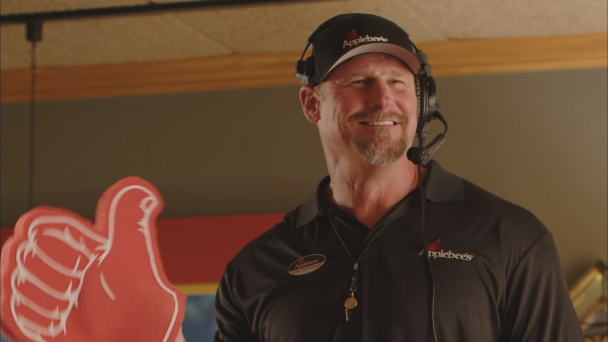Lions coach Dan Campbell returns to role as Applebee’s head shift manager