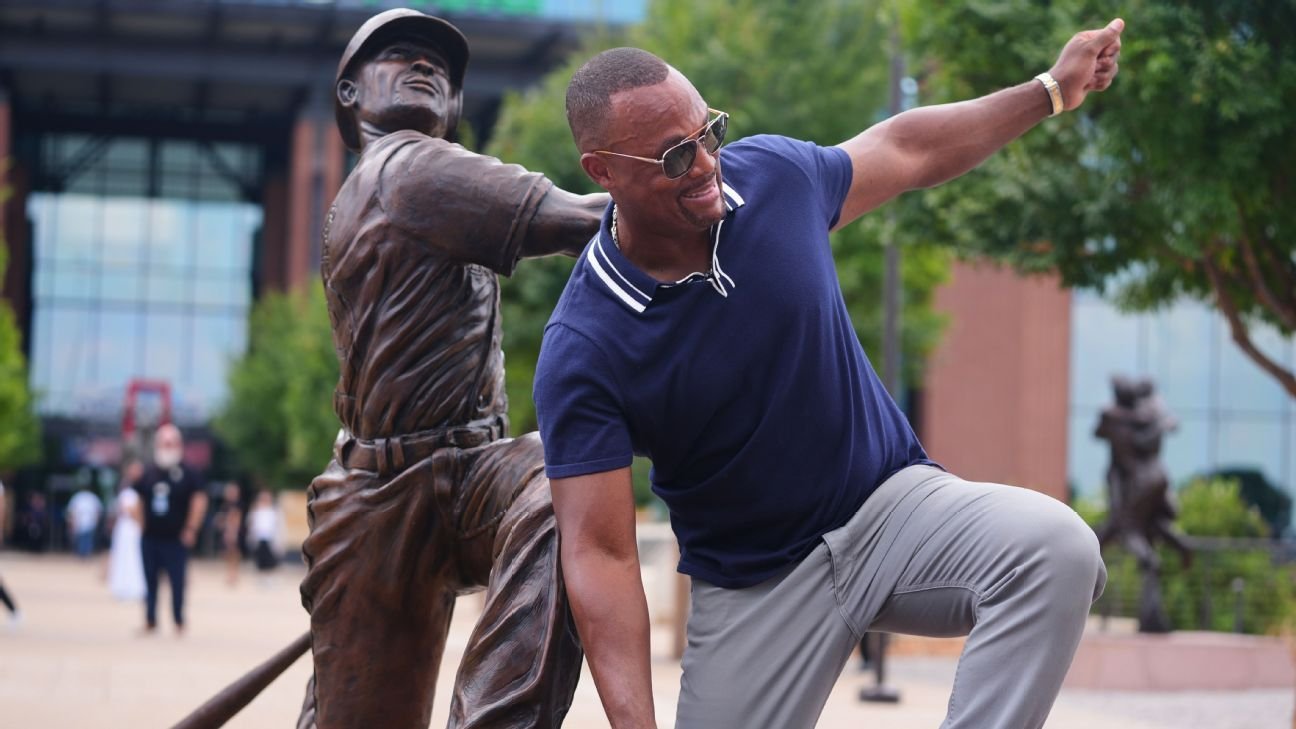 Adrian Beltré honored with life-sized bronze statue at Rangers’ stadium