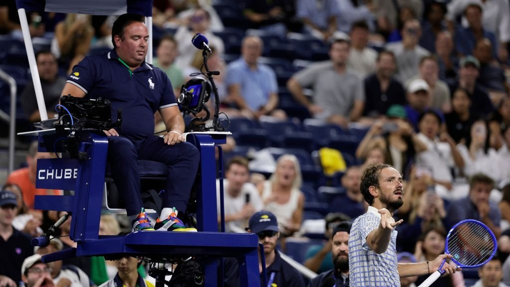 Medvedev flips US Open match after irate fans delay serve Medvedev flips US Open match after irate fans delay serve