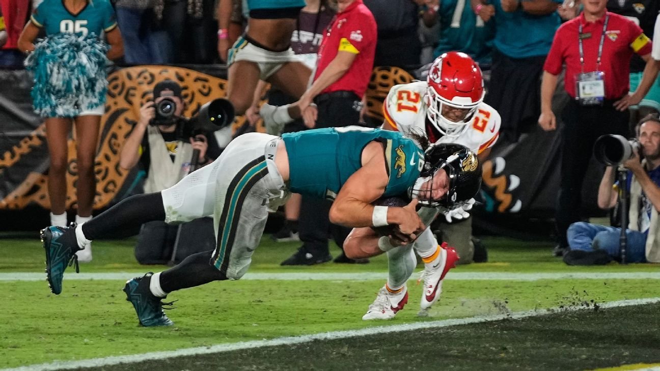 Jags’ Trevor Lawrence stumbles, recovers for winning TD Jags’ Trevor Lawrence stumbles, recovers for winning TD