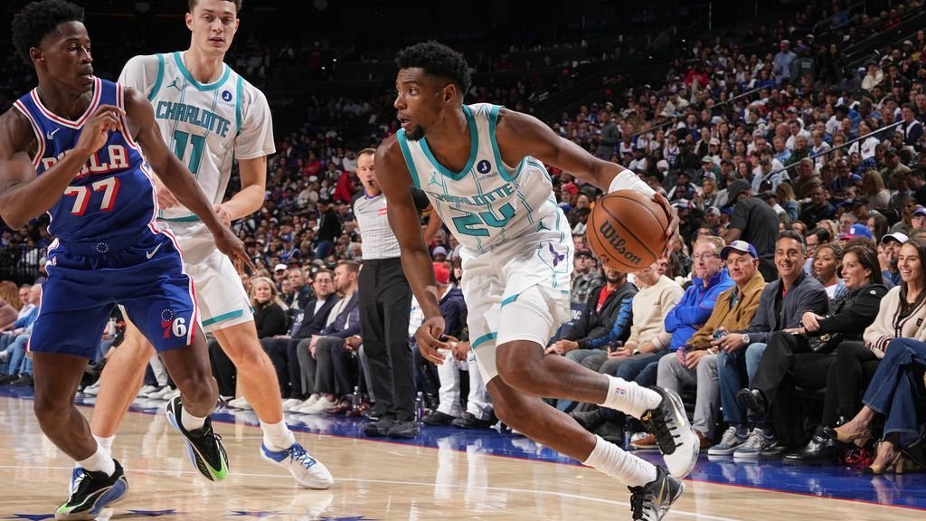 Hornets’ Brandon Miller exits early with shoulder soreness Hornets’ Brandon Miller exits early with shoulder soreness