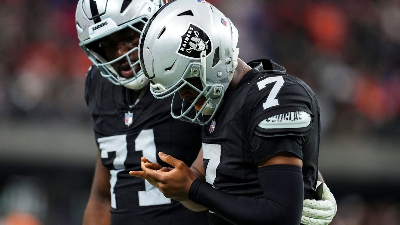 Geno Smith exits Raiders’ loss with right shoulder injury Geno Smith exits Raiders’ loss with right shoulder injury