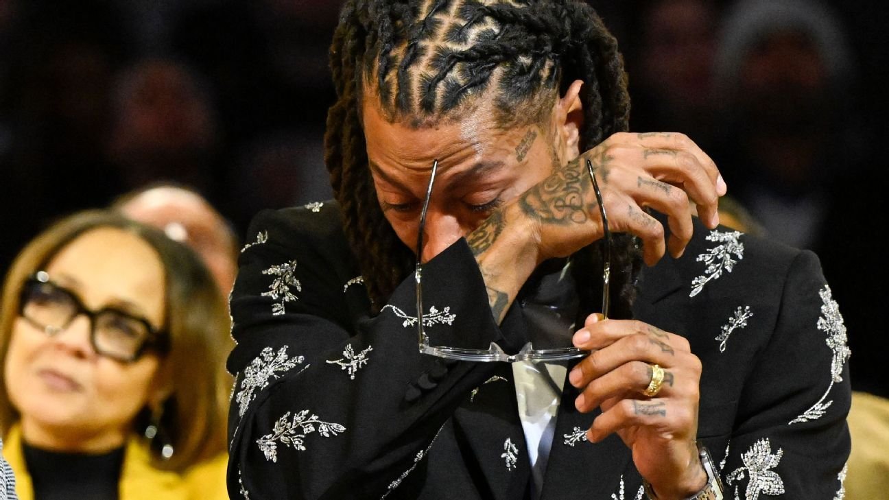 Chicago Bulls retire Derrick Rose’s No. 1 jersey after win Chicago Bulls retire Derrick Rose’s No. 1 jersey after win