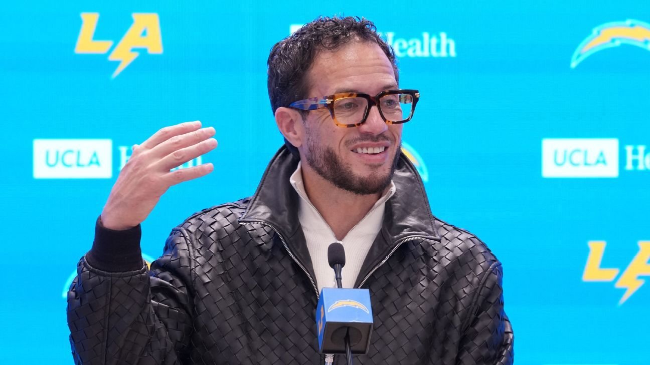 Chargers OC Mike McDaniel ‘geeked’ to work with Justin Herbert Chargers OC Mike McDaniel ‘geeked’ to work with Justin Herbert