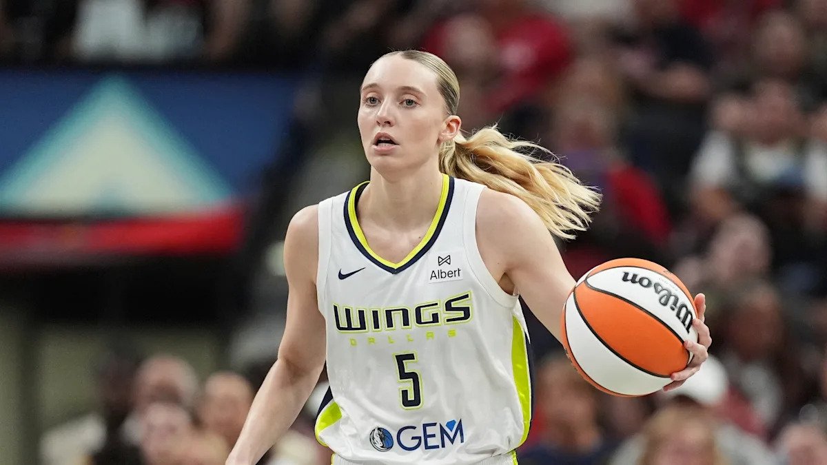 Paige Bueckers 1-of-1 signed card from Panini America debuts after historic game