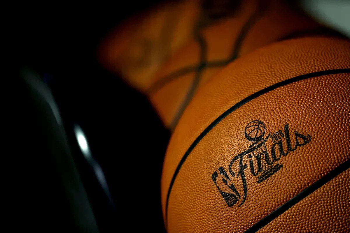 NBA Finals: Iconic Larry O’Brien Trophy decal returning to Knicks, Spurs courts for first time since 2009 NBA Finals: Iconic Larry O’Brien Trophy decal returning to Knicks, Spurs courts for first time since 2009
