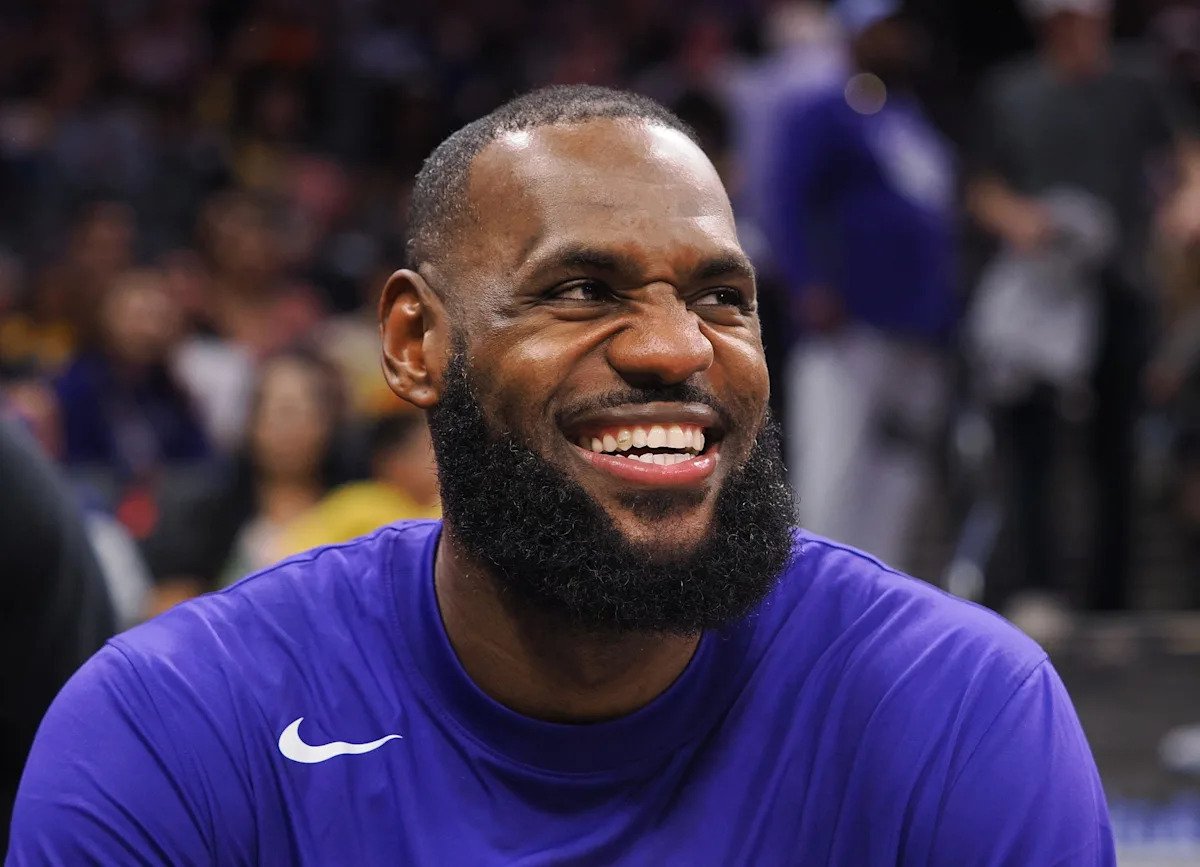 LeBron James signs contract with Philadelphia 76ers | Report LeBron James signs contract with Philadelphia 76ers | Report