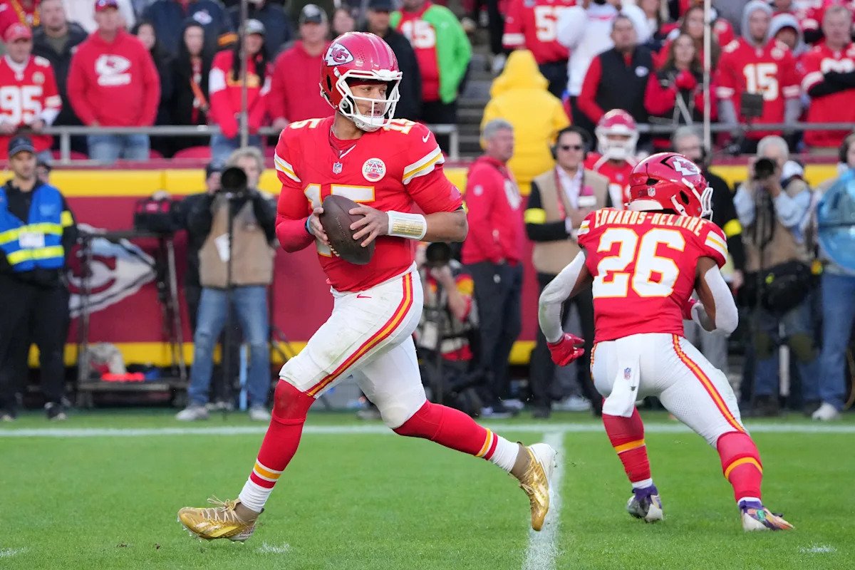 Highest-paid NFL players after Patrick Mahomes signs record contract Highest-paid NFL players after Patrick Mahomes signs record contract