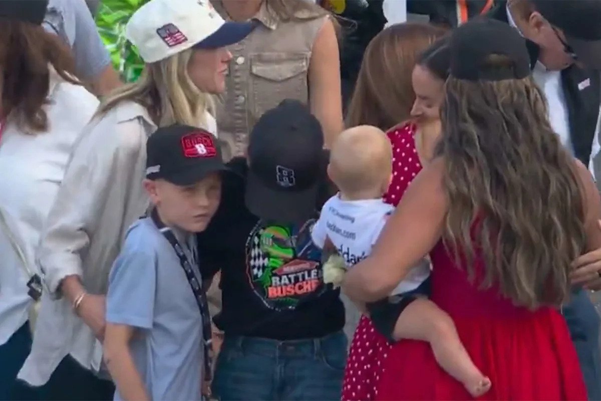 Kyle Larson’s Son Consoles Brexton Busch During Emotional Kyle Busch Tribute at Coca-Cola 600 Kyle Larson’s Son Consoles Brexton Busch During Emotional Kyle Busch Tribute at Coca-Cola 600