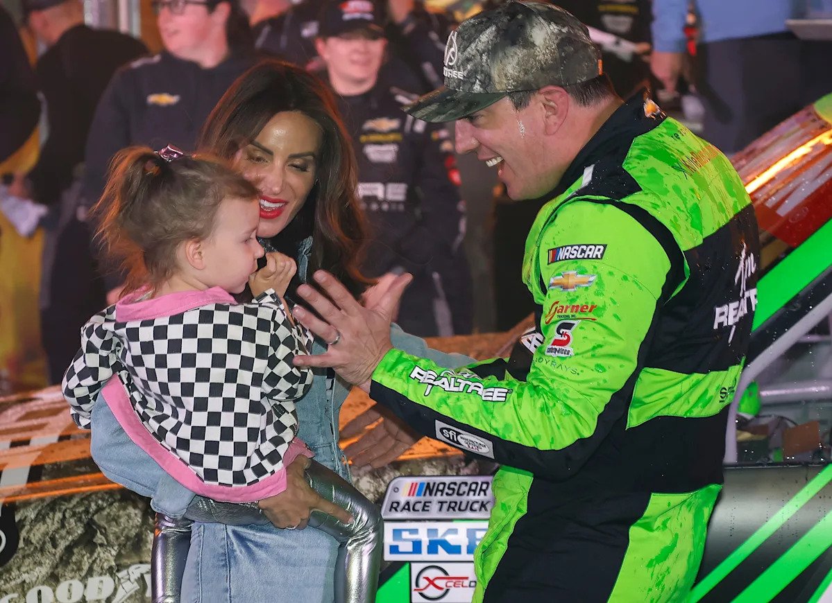 Kyle Busch’s family gathers at Charlotte for emotional tribute Kyle Busch’s family gathers at Charlotte for emotional tribute