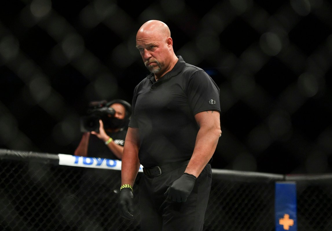 Top UFC Referee Getting Crushed For Costly Blown Decision
