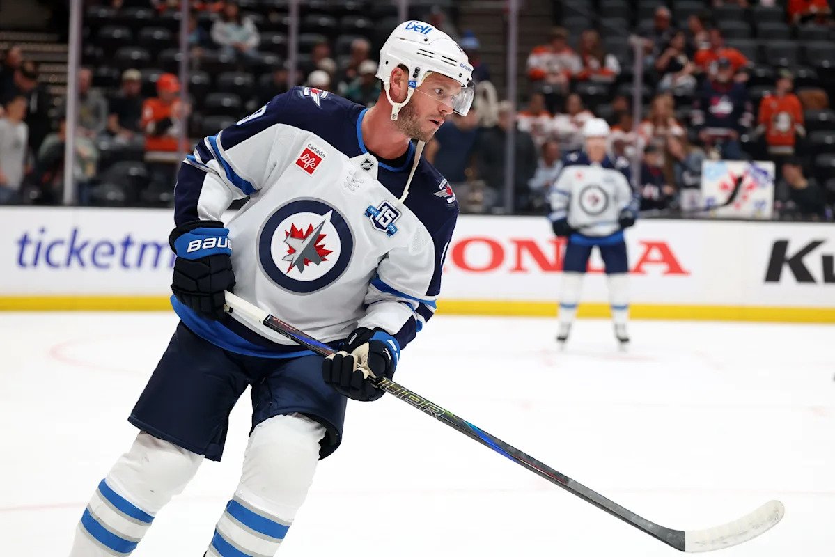 Jonathan Toews retires after three Stanley Cup titles, comeback season Jonathan Toews retires after three Stanley Cup titles, comeback season
