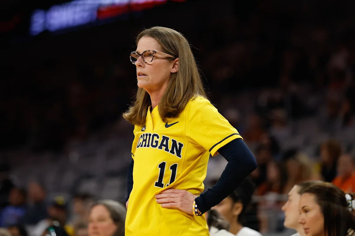 Michigan coach Kim Barnes Arico wears jersey on Sweet 16 sidelines to honor late brother Michigan coach Kim Barnes Arico wears jersey on Sweet 16 sidelines to honor late brother