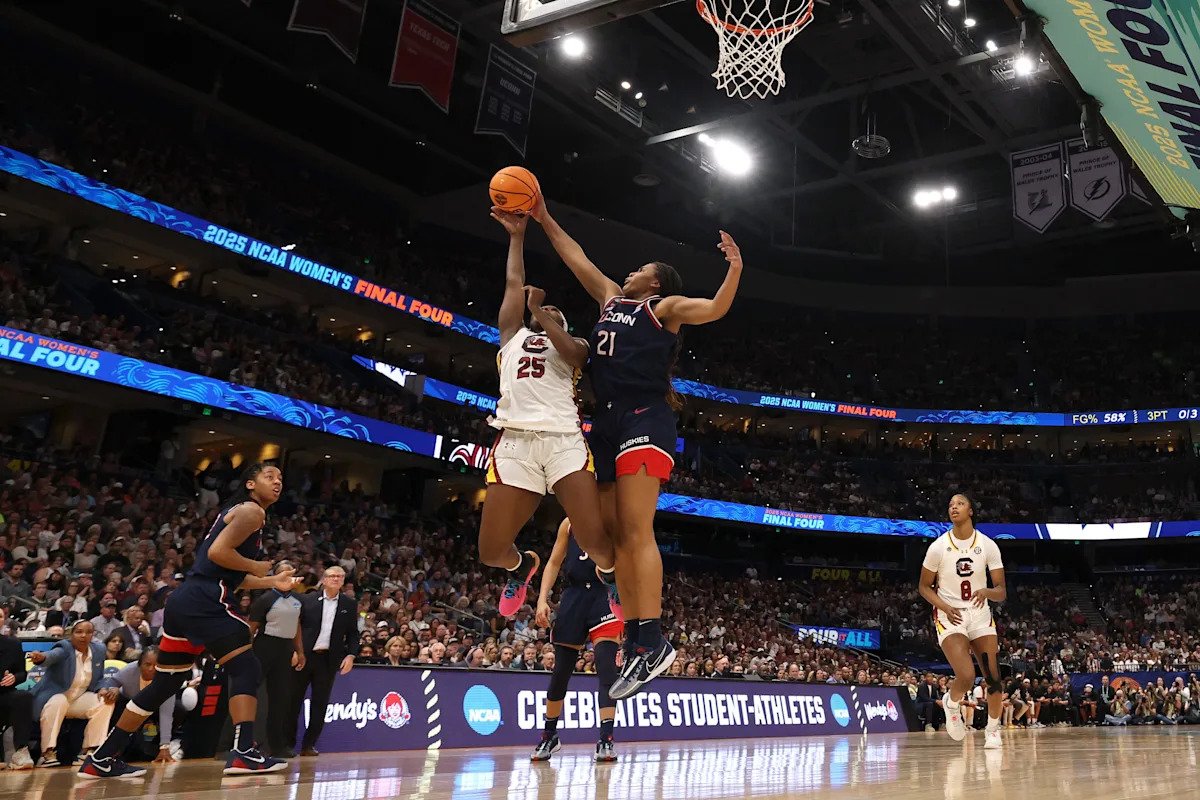 South Carolina women’s basketball, Dawn Staley No. 2 in AP preseason poll behind UConn