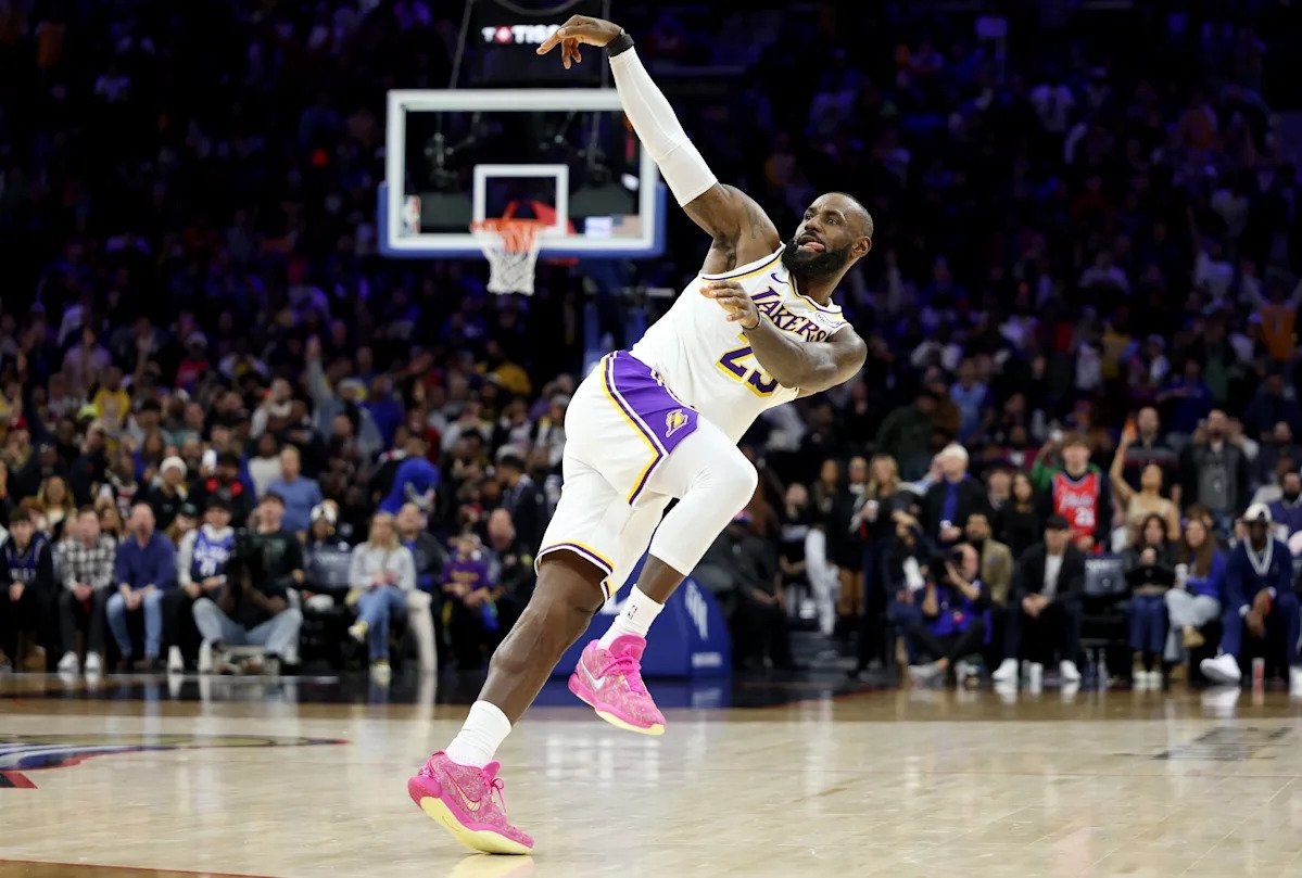 LeBron James ices 76ers with 10 straight 4Q points including last-minute dagger to clinch Lakers win LeBron James ices 76ers with 10 straight 4Q points including last-minute dagger to clinch Lakers win