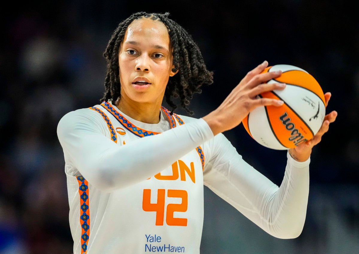 “Wanted Me To Do It”: Brittney Griner Opens Up About What Connecticut Locker Room Wanted From Her “Wanted Me To Do It”: Brittney Griner Opens Up About What Connecticut Locker Room Wanted From Her