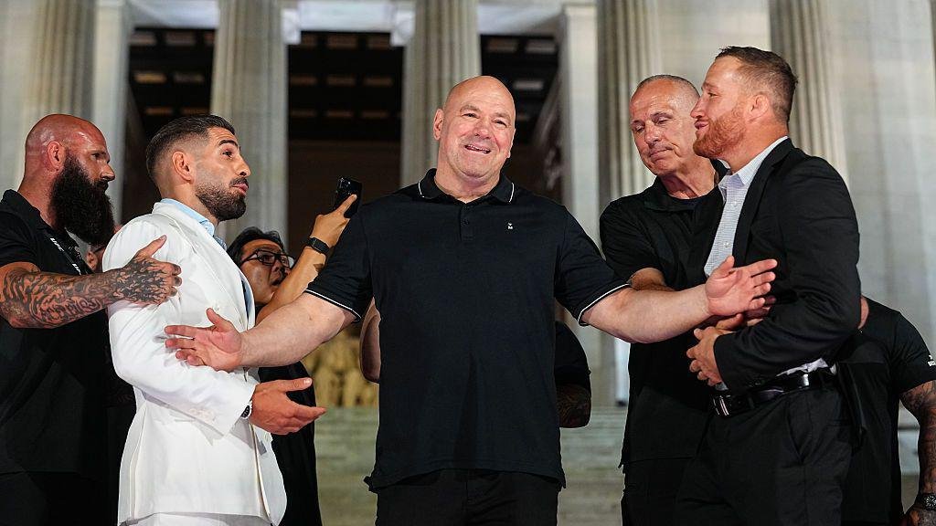 Topuria shoves Gaethje in front of Lincoln Memorial Topuria shoves Gaethje in front of Lincoln Memorial