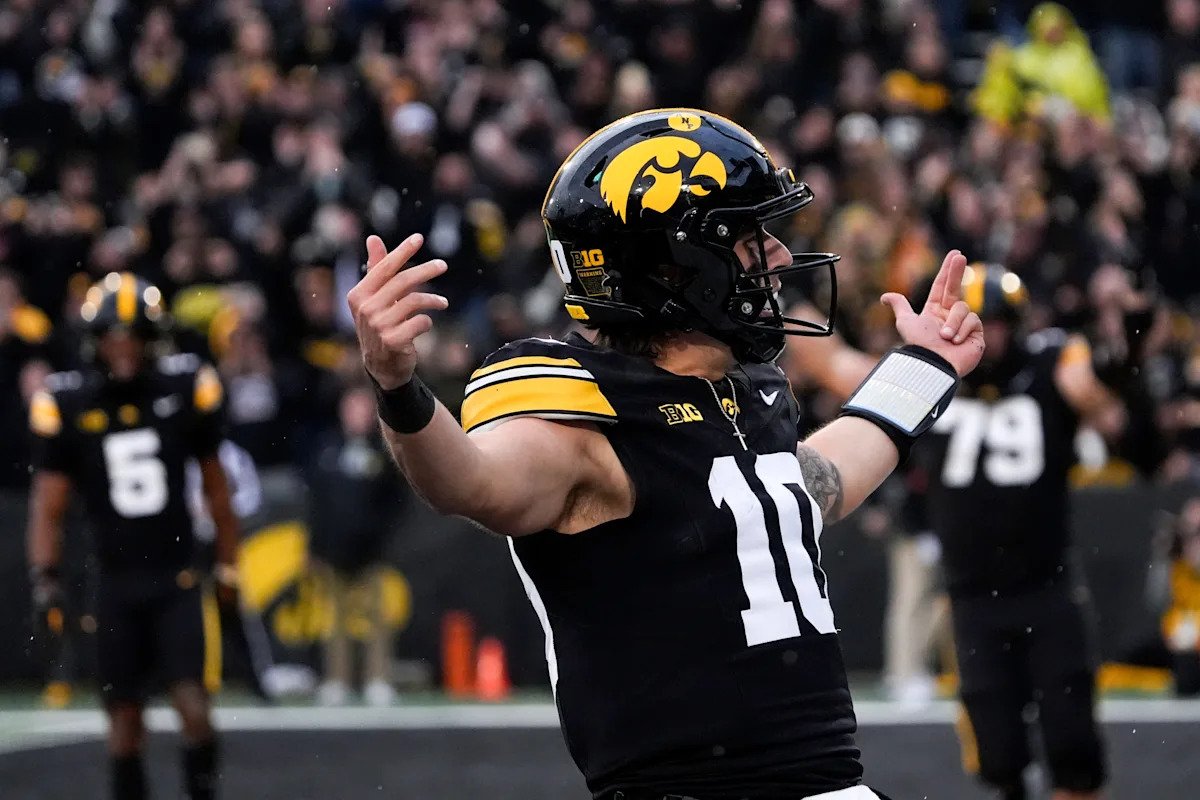 Iowa Football: Week 10 Hawkeyes bowl projection roundup Iowa Football: Week 10 Hawkeyes bowl projection roundup