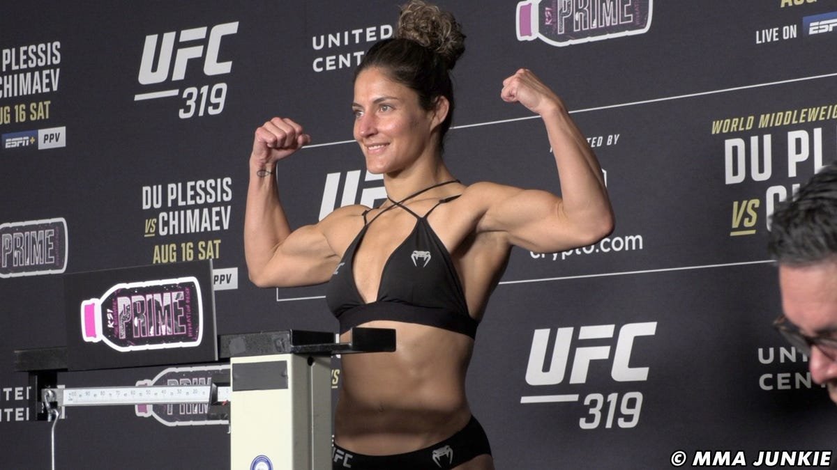 UFC 319 official weigh-in video highlights, photo gallery