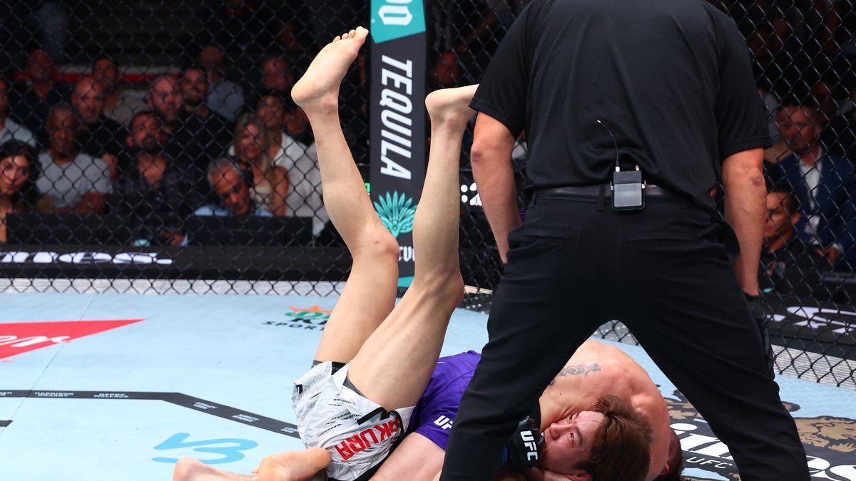 Tim Elliott upsets Kai Asakura with finish win