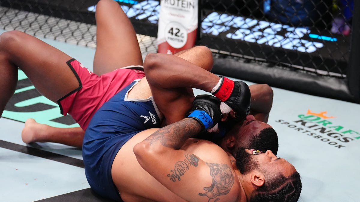 Exhausted UFC hopeful digs deep, pulls off buzzer beater for Dana White