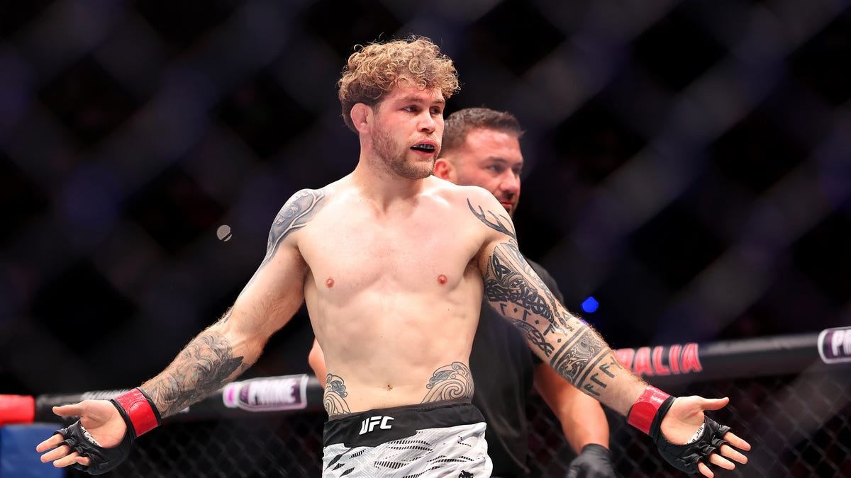 UFC executive reacts to Neil Magny vs. Jake Matthews referee debacle