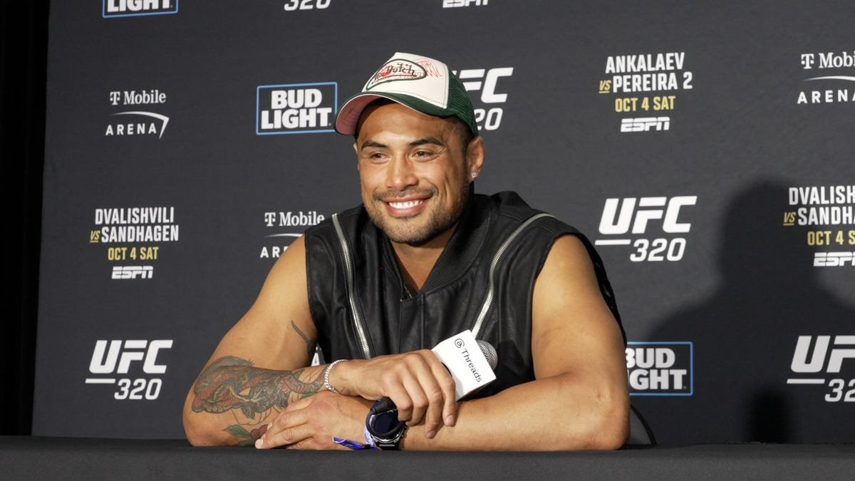 Carlos Ulberg expects next UFC title shot, but down for former champ Carlos Ulberg expects next UFC title shot, but down for former champ