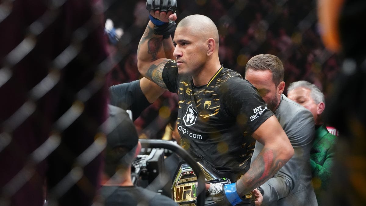 Alex Pereira confirms broken foot after UFC 320, targets June return