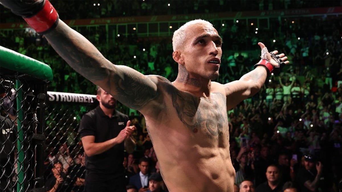 Charles Oliveira submits Mateusz Gamrot