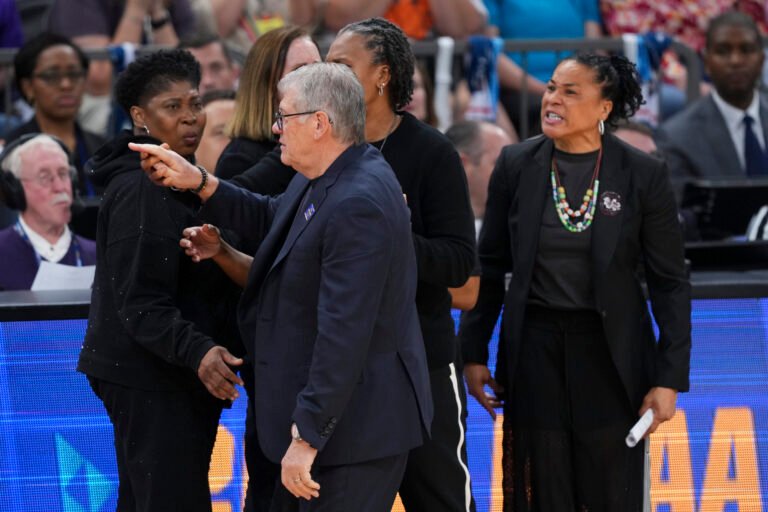 Geno Auriemma meltdown called out by ESPN’s Andraya Carter, Chiney Ogwumike Geno Auriemma meltdown called out by ESPN’s Andraya Carter, Chiney Ogwumike