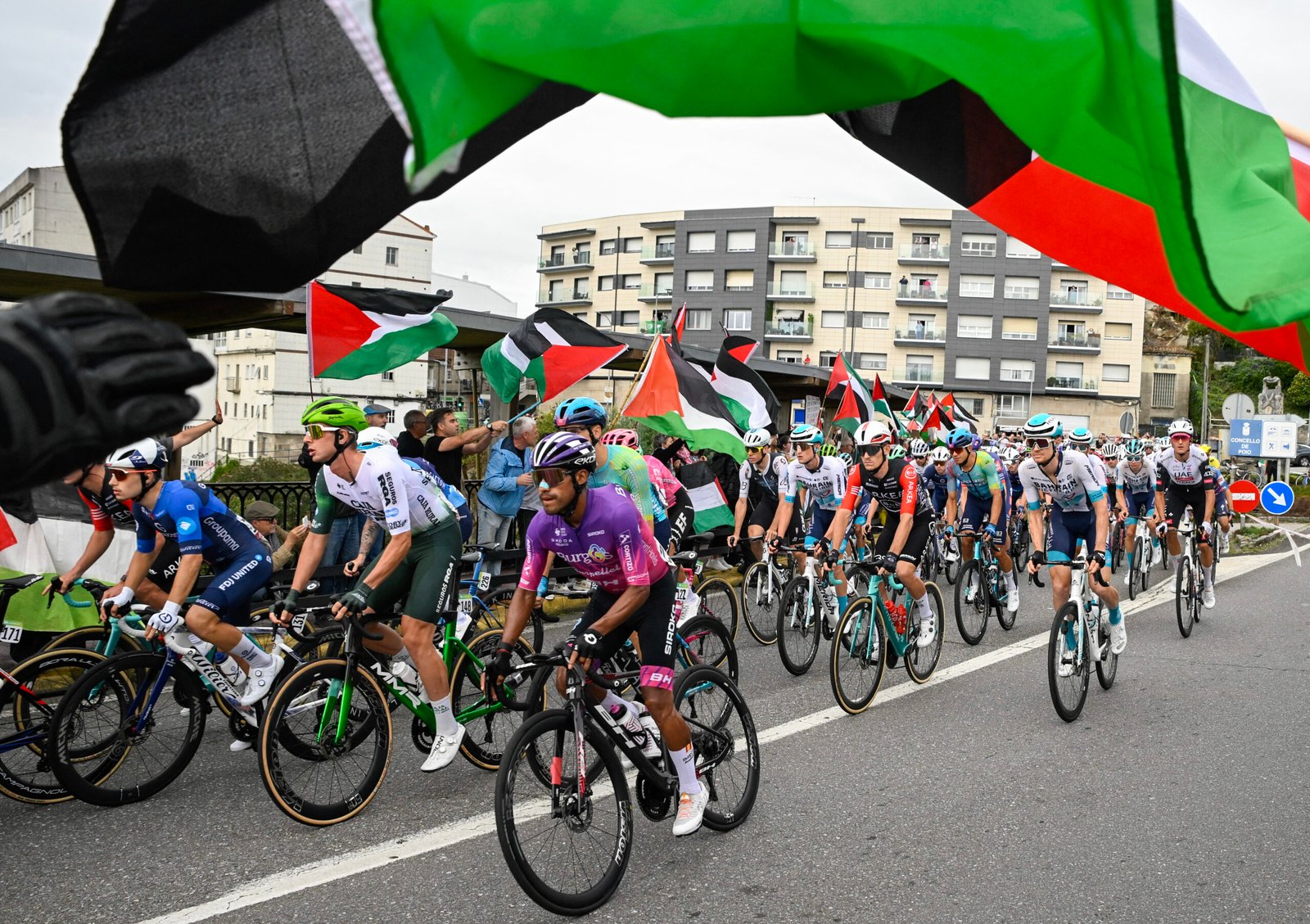 ‘Utmost respect for those who are peacefully demonstrating’ – Spanish cycling federation urges Vuelta a España protestors to mind rider safety