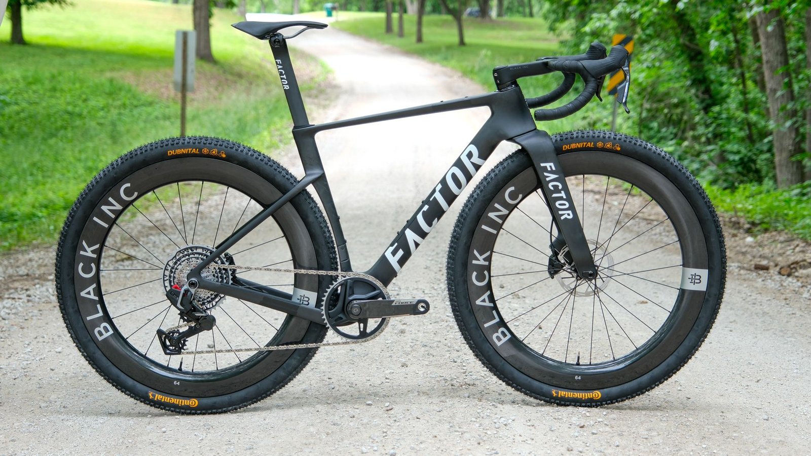 Unnamed Factor prototype races under Romain Bardet at Unbound — and yes, it’s got THAT fork Unnamed Factor prototype races under Romain Bardet at Unbound — and yes, it’s got THAT fork