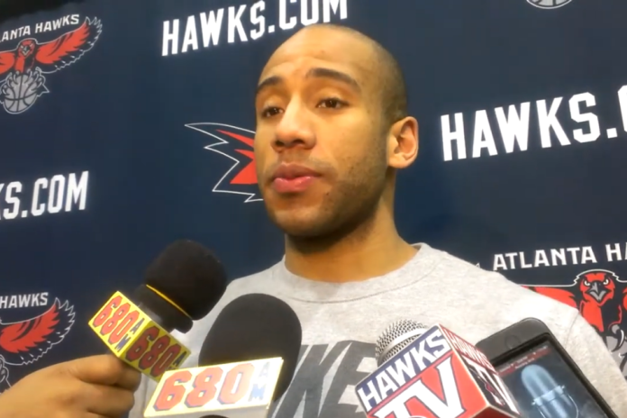 Dahntay Jones caught smearing after sniffing butt Dahntay Jones caught smearing after sniffing butt