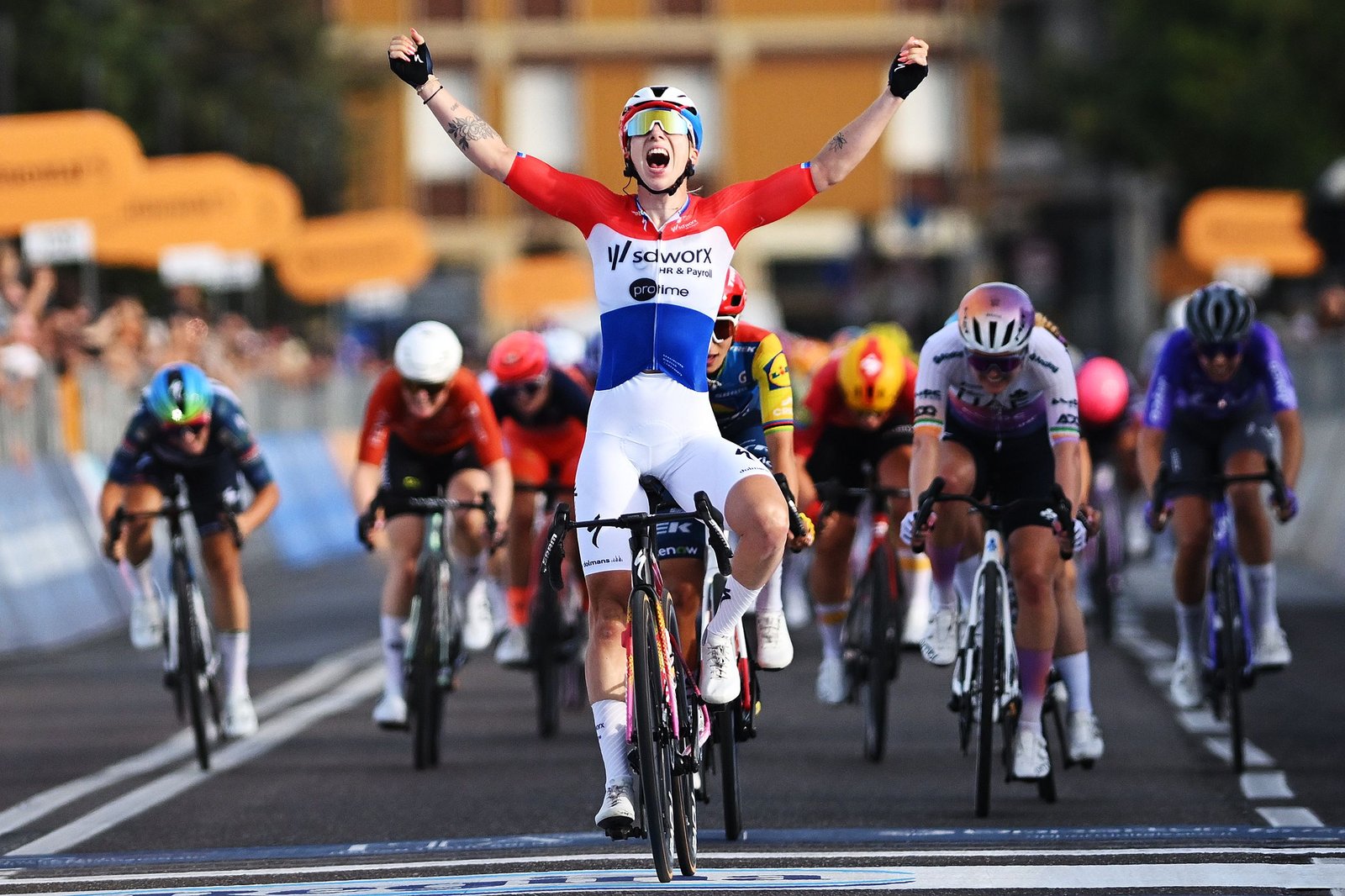 ‘It would be amazing to win in the maglia rosa’ – Lorena Wiebes eyes second stage win after dominant Giro d’Italia Women sprint victory ‘It would be amazing to win in the maglia rosa’ – Lorena Wiebes eyes second stage win after dominant Giro d’Italia Women sprint victory