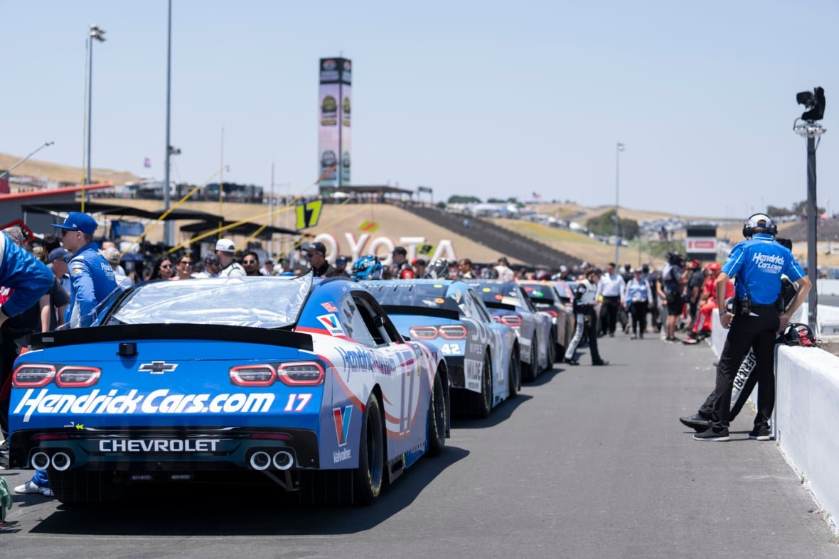 Gibbs & Keselowski Pit Crews Nearly Come to Blows at Sonoma Gibbs & Keselowski Pit Crews Nearly Come to Blows at Sonoma