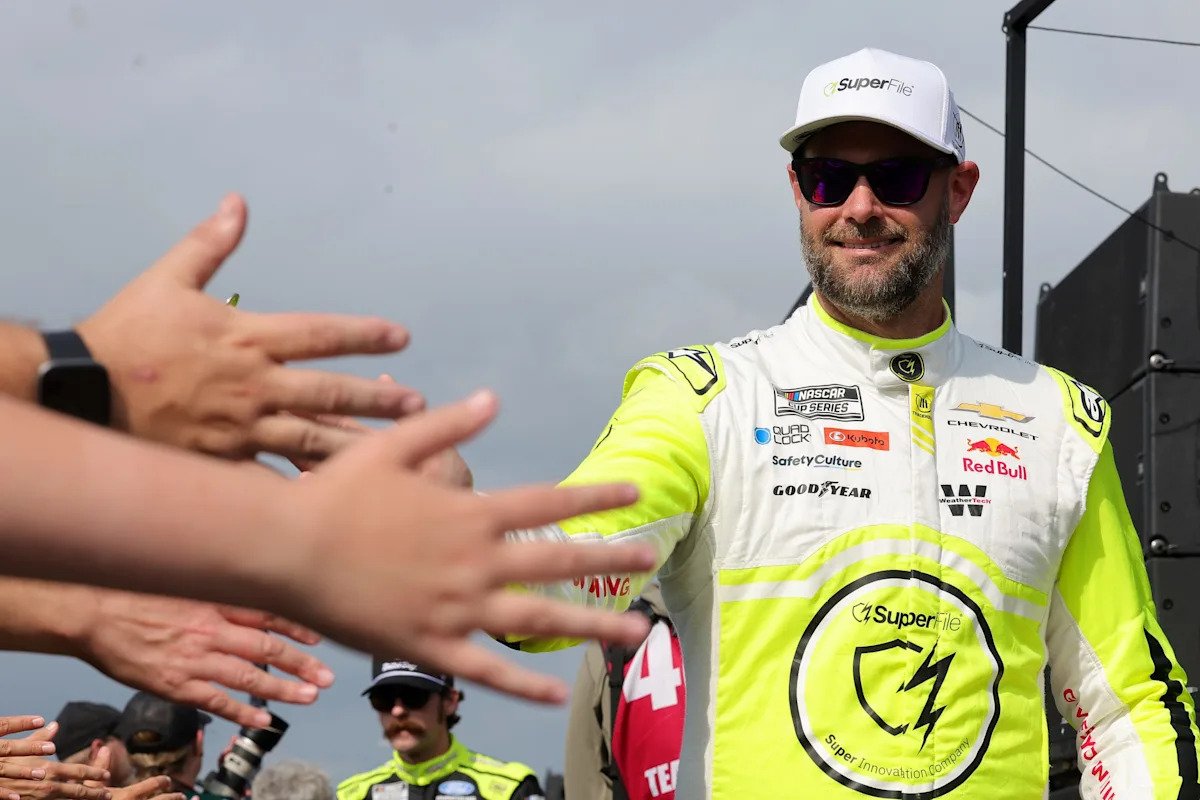 “Double standard”: Fans criticize NASCAR’s decision on Shane van Gisbergen & Austin Hill’s Chicagoland wreck “Double standard”: Fans criticize NASCAR’s decision on Shane van Gisbergen & Austin Hill’s Chicagoland wreck