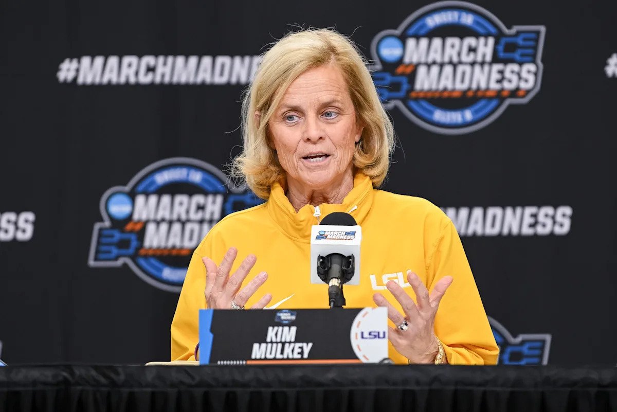 LSU’s Kim Mulkey rocks shimmery purple look for Sweet 16 game vs. Duke LSU’s Kim Mulkey rocks shimmery purple look for Sweet 16 game vs. Duke