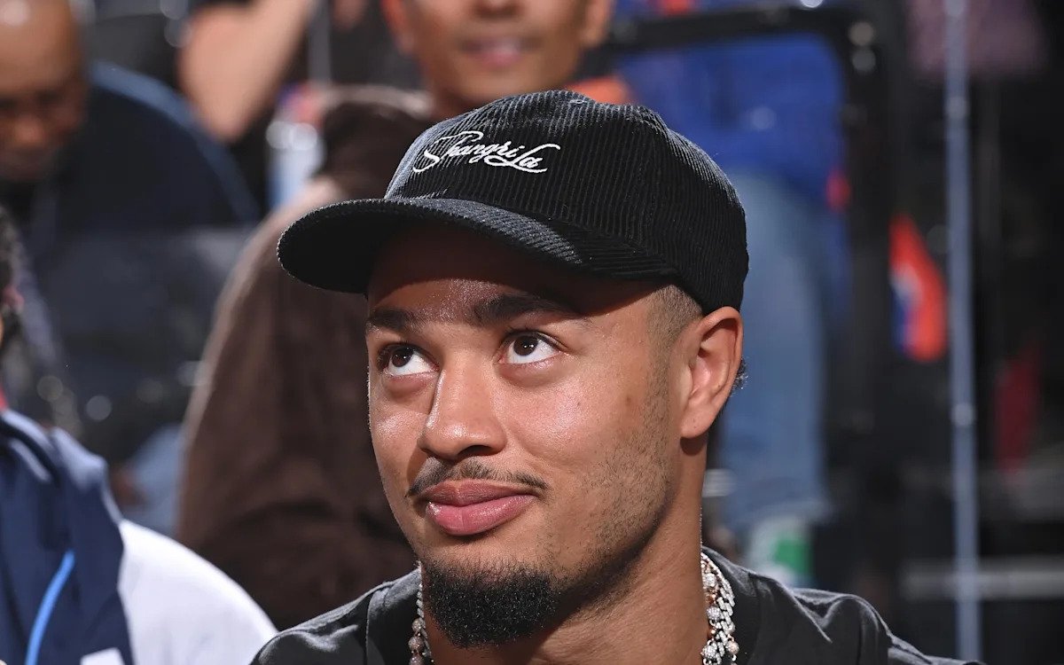 Oops! Jaxon Smith-Njigba’s NFL Honors trophy goes terribly wrong Oops! Jaxon Smith-Njigba’s NFL Honors trophy goes terribly wrong