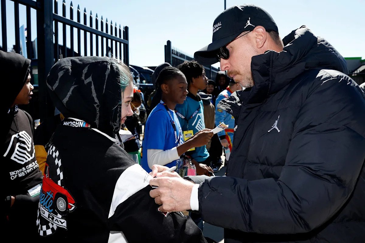 Denny Hamlin, Joey Logano start massive crash at NASCAR Atlanta race Denny Hamlin, Joey Logano start massive crash at NASCAR Atlanta race