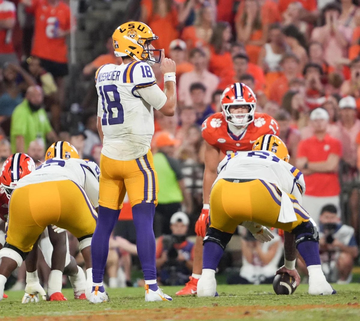Garrett Nussmeier, Braelin Moore Earn SEC Player of the Week Honors